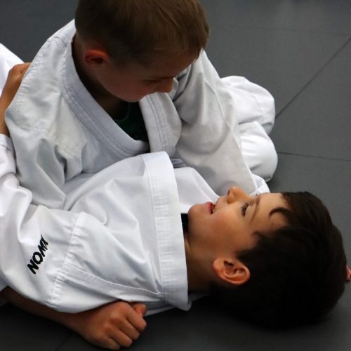 Kinder erlernen spielerisch Selbstverteidigung und entwickeln Selbstvertrauen beim Trainieren einfacher Techniken bei Foreveryone BJJ - Side Control
