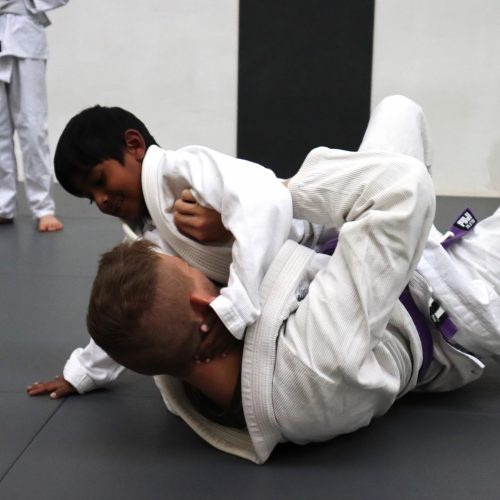Kinder erlernen spielerisch Selbstverteidigung und entwickeln Selbstvertrauen beim Trainieren einfacher Techniken bei Foreveryone BJJ